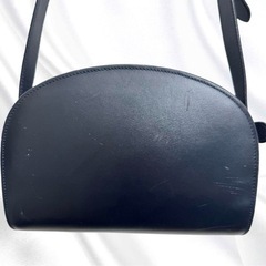 【A.P.C.】アーペーセー　ハーフムーン　バッグ 黒 レザー ゴールド金具　バック　ブランドの画像