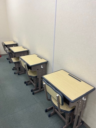 値下げ‼️【元値10,980円】学習机・椅子セット✖️4（高さ調整可能）