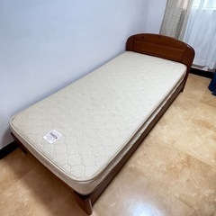 キャンセルになりましたら順次連絡します。します。シングルベット、テーブルセットマットレスつき付きの画像