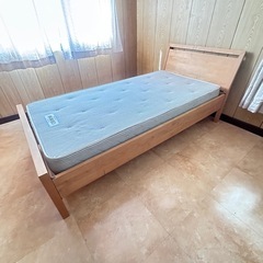 キャンセルになりましたら順次連絡します。します。シングルベット、テーブルセットマットレスつき付きの画像