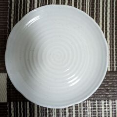 カラーボックス、皿の画像