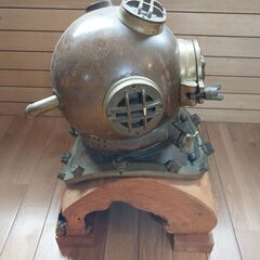 スタンド付きマークVダイビングヘルメットレプリカの画像