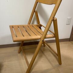 折りたたみ椅子の画像