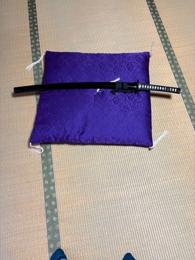 黒色の居合刀、鋼製刀身。