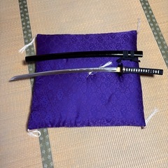 黒色の居合刀、鋼製刀身。の画像