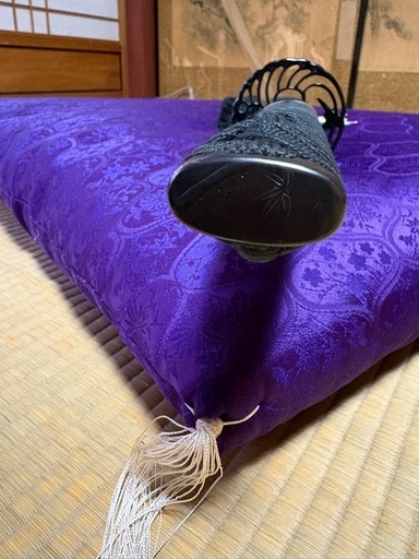 黒色の居合刀、鋼製刀身。