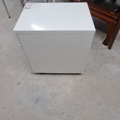 リサイクルショップどりーむ天保山店　No.4334　袖机　ビス1本欠品の為格安です！　カギ付き🎵の画像