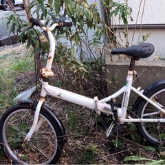 壊れた自転車の画像