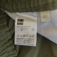 GU製　カーキ色ズボン　メンズ：Ｍ　美品の画像