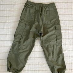 GU製　カーキ色ズボン　メンズ：Ｍ　美品の画像