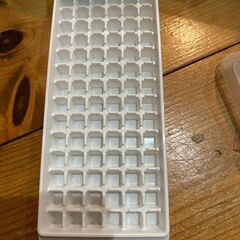 使い捨てカップ（くち7センチ高さ12センチ）とミニキューブ（1.2センチのキューブができる）トレイの画像