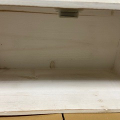 カントリー調の白い小さい飾り棚 木製 壁掛けの画像