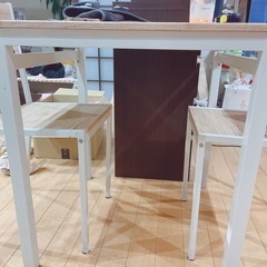 ダイニングテーブルの画像