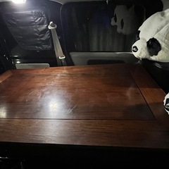 彫りのある座卓の画像