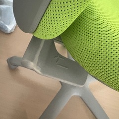 おしゃれないろいろ稼動する椅子　黄緑の画像