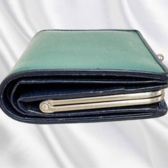 agnes b. アニエスベー がま口 財布 緑×紺 カード多収納　二つ折りの画像
