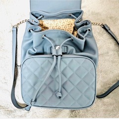 【お譲り予定者決定】GUESSリュック　ブルー　劣化のため革の剥がれありの画像