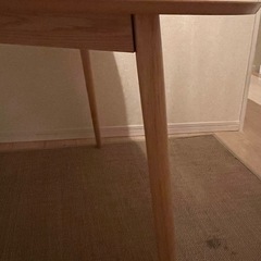 ダイニングテーブル、椅子2つの画像