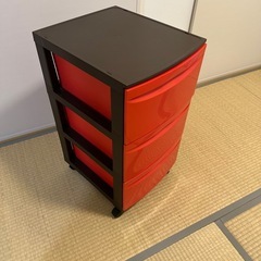 プラスチック製の３段引き出しの画像