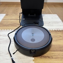Robot掃除機本体 自動充電スタンド付き自動充電スタンド付きのRobot掃除機本体、交換用フィルター3個付きで便利。  - モデル: Robot掃除機本体 - 色: ブラック/ブラウン - 設計: 自動充電スタンド付き iRobotは2.3回使用しました。 iRobot j9+ 別売りの新品紙パック3個付き 箱はありません。 値段交渉に応じます。の画像