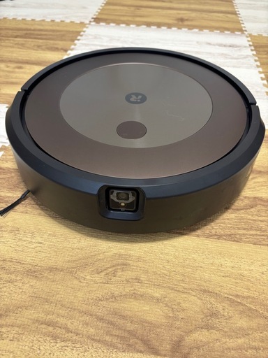 Robot掃除機本体 自動充電スタンド付き自動充電スタンド付きのRobot掃除機本体、交換用フィルター3個付きで便利。  - モデル: Robot掃除機本体 - 色: ブラック/ブラウン - 設計: 自動充電スタンド付き iRobotは2.3回使用しました。 iRobot j9+ 別売りの新品紙パック3個付き 箱はありません。 値段交渉に応じます。