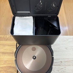 Robot掃除機本体 自動充電スタンド付き自動充電スタンド付きのRobot掃除機本体、交換用フィルター3個付きで便利。  - モデル: Robot掃除機本体 - 色: ブラック/ブラウン - 設計: 自動充電スタンド付き iRobotは2.3回使用しました。 iRobot j9+ 別売りの新品紙パック3個付き 箱はありません。 値段交渉に応じます。の画像