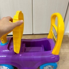 おもちゃ乗る車の画像