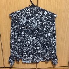 花柄シフォン生地フリルボウタイブラウスの画像
