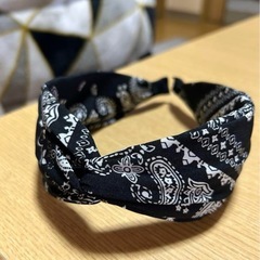 【新品未使用】ペイズリー柄  カチューシャ  ブラックの画像