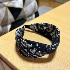【新品未使用】ペイズリー柄  カチューシャ  ブラックの画像