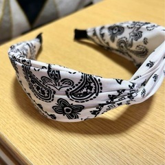 【新品未使用】ペイズリー柄  カチューシャ  白色の画像