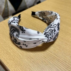 【新品未使用】ペイズリー柄  カチューシャ  白色の画像