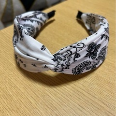 【新品未使用】ペイズリー柄  カチューシャ  白色の画像