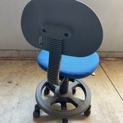 青色オフィスチェア 回転式 丸型背もたれの画像