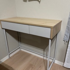 カウンターテーブルですりの画像