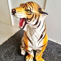 座った虎の像 🐯の画像