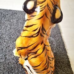 座った虎の像 🐯の画像