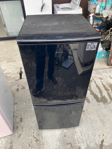 NO B568?福岡市内配送設置無料✨?シャープ SHARP 冷蔵庫（137L・つけかえどっちもドア） ブラック系 SJ-14W-B