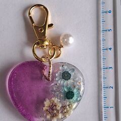 ドライフラワー　ハート型　ハンドメイド　レジンキーホルダーの画像