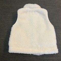 ベビー もこもこ白ベスト 90㎝の画像