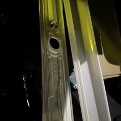 蛍光灯と大きなとトレイの画像
