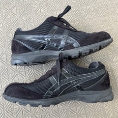 アシックス レディース スニーカー 黒 22.5cmの画像