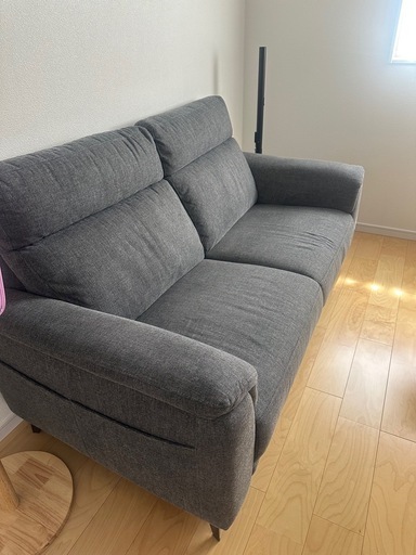 三人席の布張りのソファー