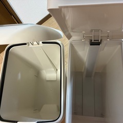 ゴミ箱2個（踏んで開くやつ）の画像