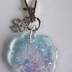 ミニシマエナガ　ハンドメイド　レジンキーホルダーの画像