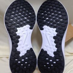 【まだ受付中･送付可能】新品タグ付 NIKE ナイキ レボリューション7 レディース 24㎝ ブラック 早い者勝ちです✨✨の画像