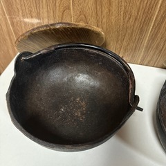 鉄鍋 & ステーキ 山菜鍋 2個セット 木製の蓋付き 扇矢本舗の画像
