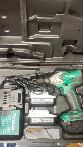 M697DSX　動作確認OK LEDライト付き　マキタ インパクトドライバー バッテリー2個付き 充電器付き ケース付き 14.4ボルト