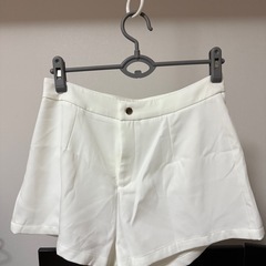 短いスカートとショートパンツの画像