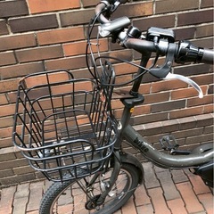 お値下げしました BRIDGESTONEブリヂストン　電動自転車　アシスト bikkeビッケ　BKOL82 グレー　バッテリー充電器2個付き　後ろのカゴ付き  の画像